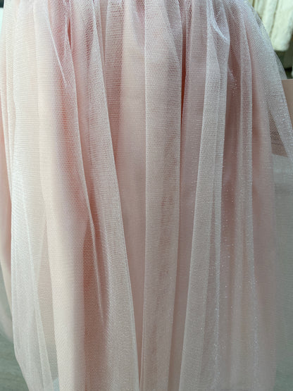 Vestido de  brocado rosa y falda de tul con cinto