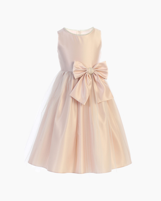 Vestido satin blush cuello perlas, moño cintura falda tul