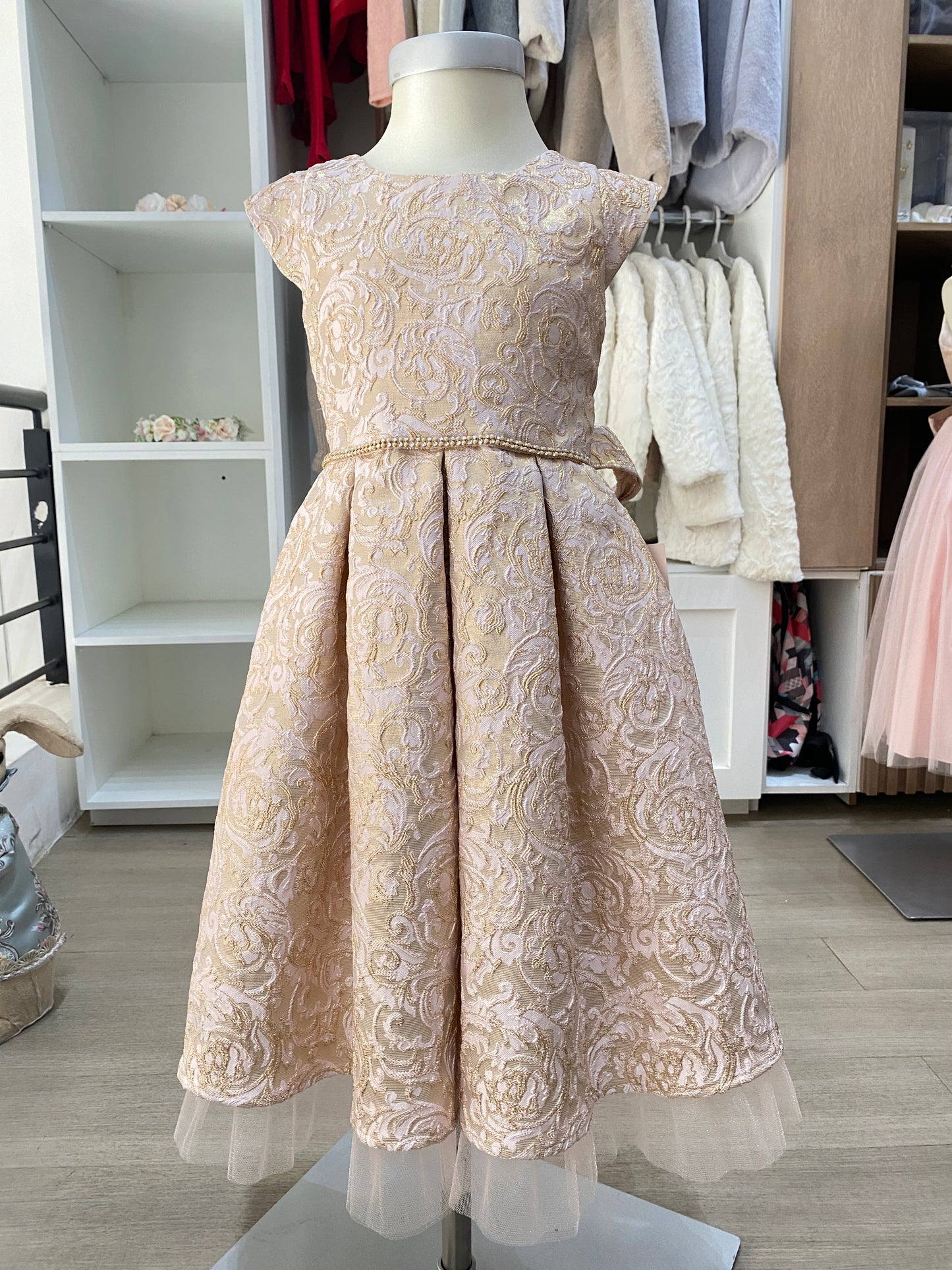 Vestido de  brocado rosa con cinto cristales