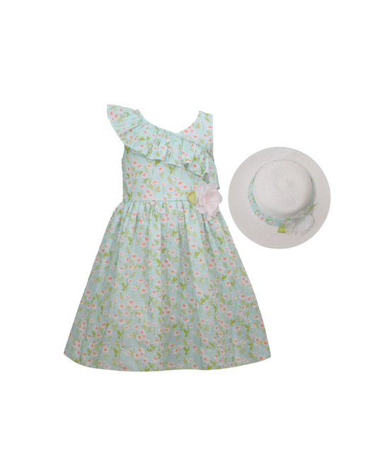 vestido coral olan al frente y sombrero blanco