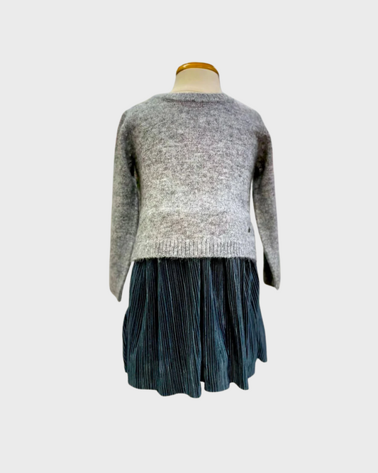 vestido tricót gris, manga larga, falda plisada