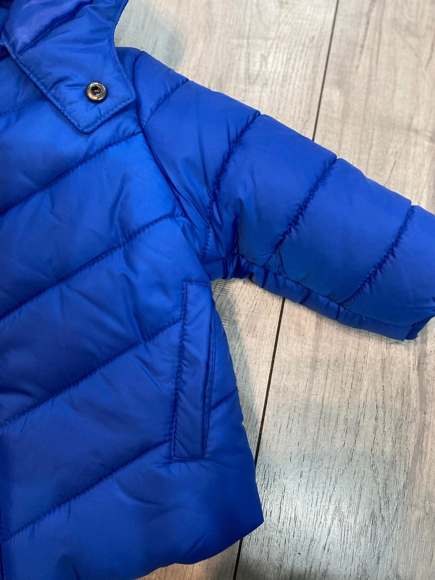 chamarra acolchada color azul, gorro desprendible