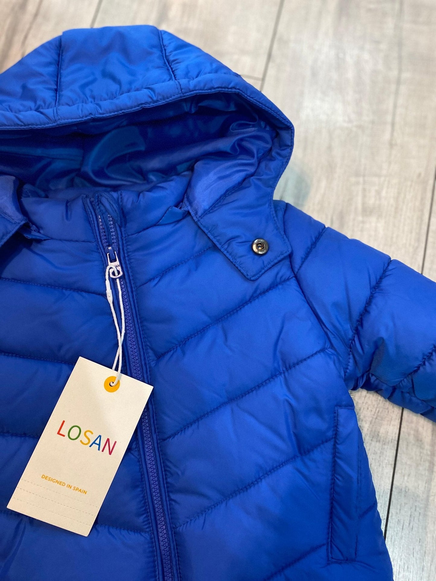 chamarra acolchada color azul, gorro desprendible