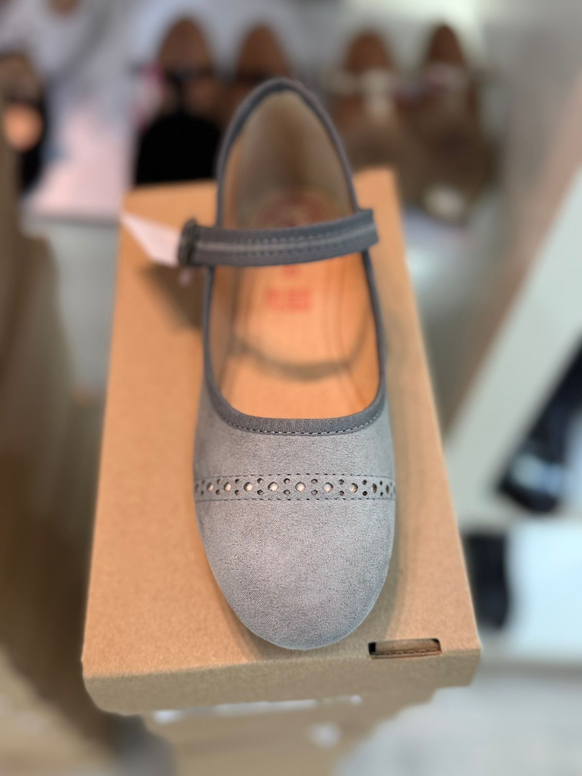 spañoleta gamuza beige puntos calados