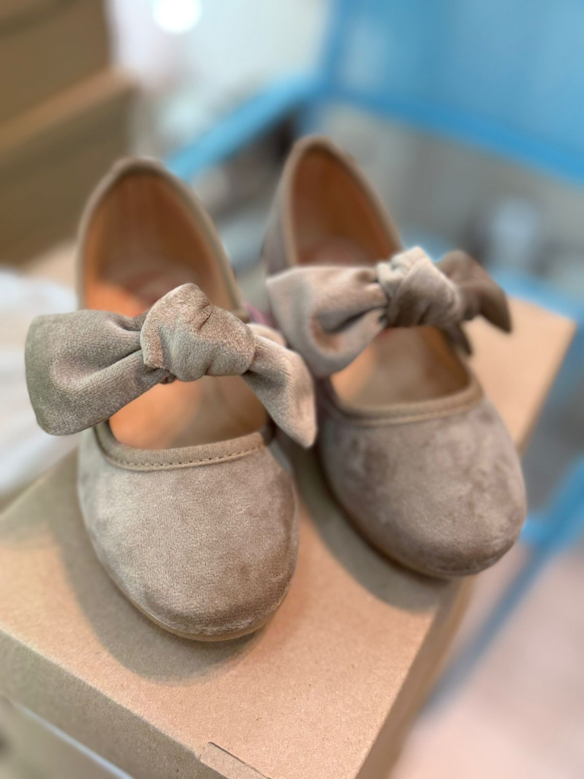 spañoleta terciopelo camel moño empeine cierre velcro