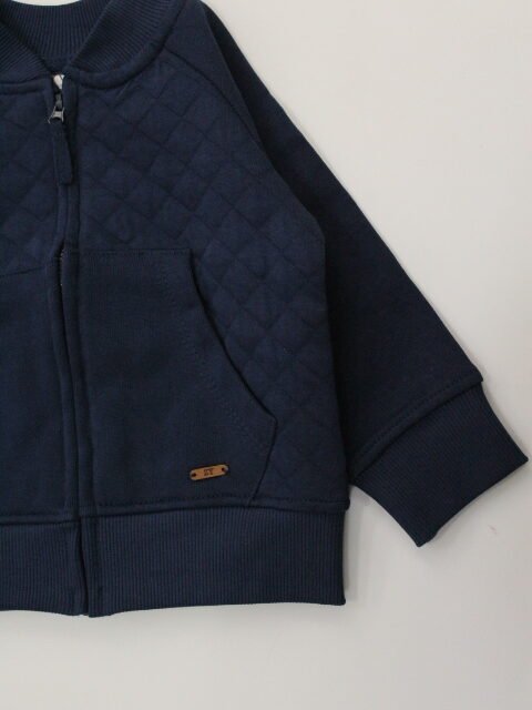 chaqueta color azul marino, bolsas al frente