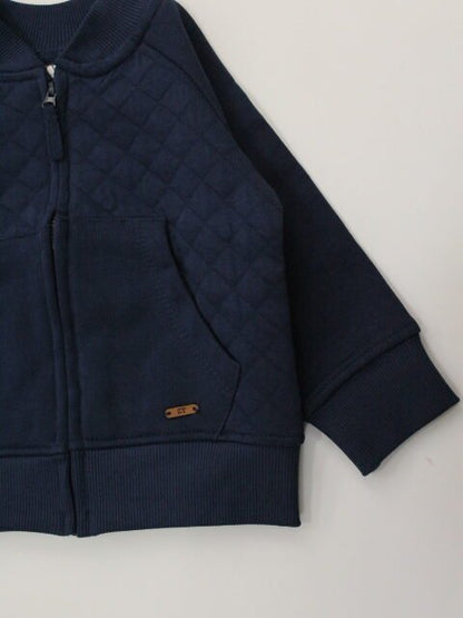 chaqueta color azul marino, bolsas al frente