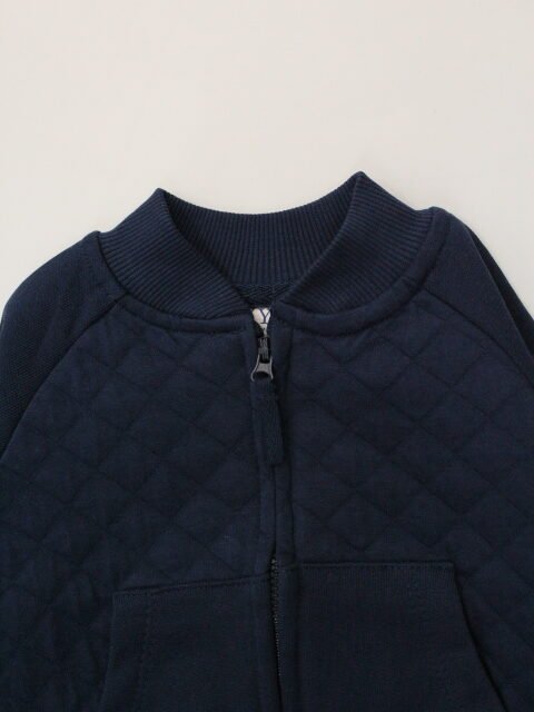 chaqueta color azul marino, bolsas al frente