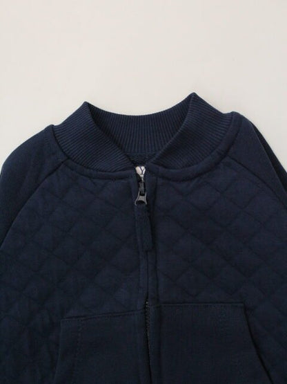 chaqueta color azul marino, bolsas al frente