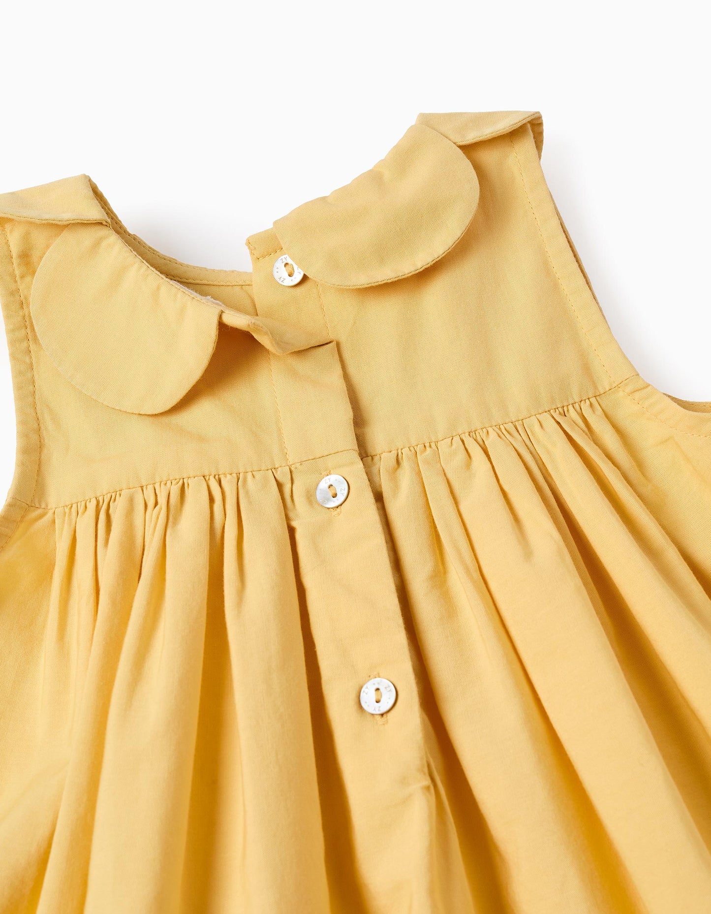 Vestido color amarillo, cuello redondo con ondas