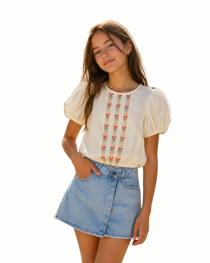 Set blusa ivory 3 tiras bordadas y short-falda denim
