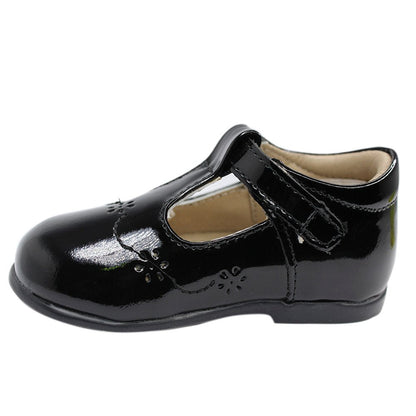 zapato de charol color negro, flores perforadas