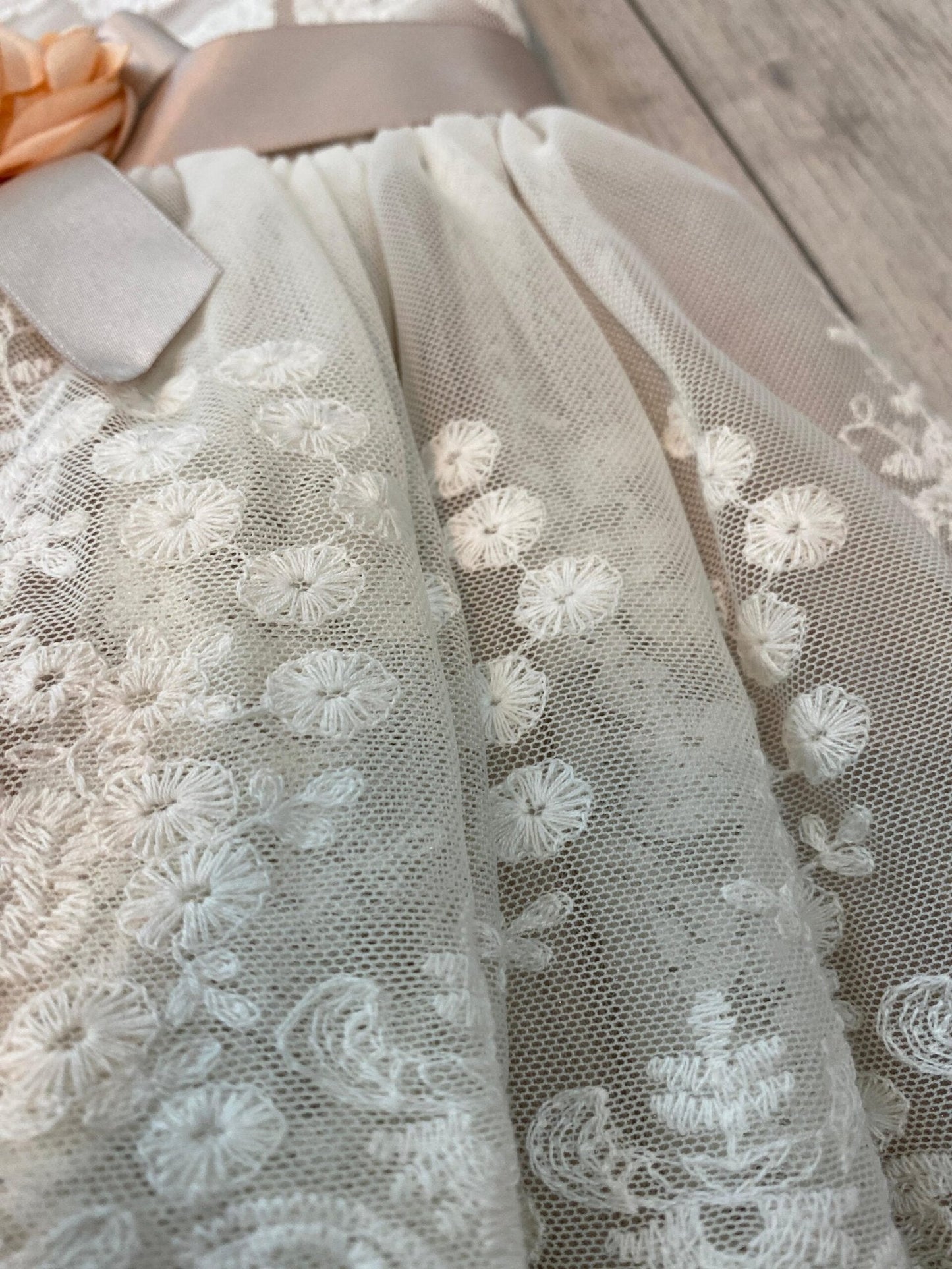 vestido encaje, flor en la cintura. 24 meses