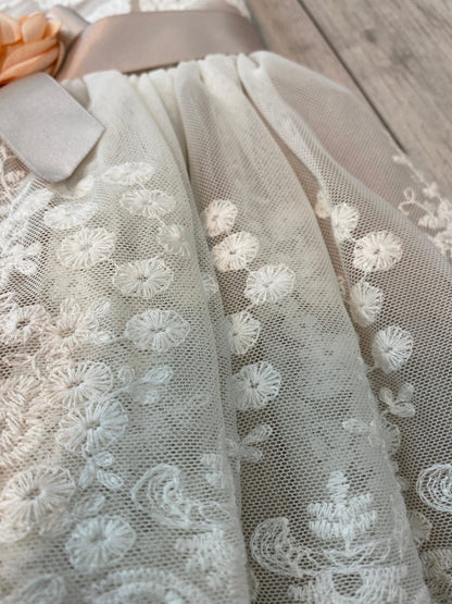 vestido encaje, flor en la cintura. 24 meses