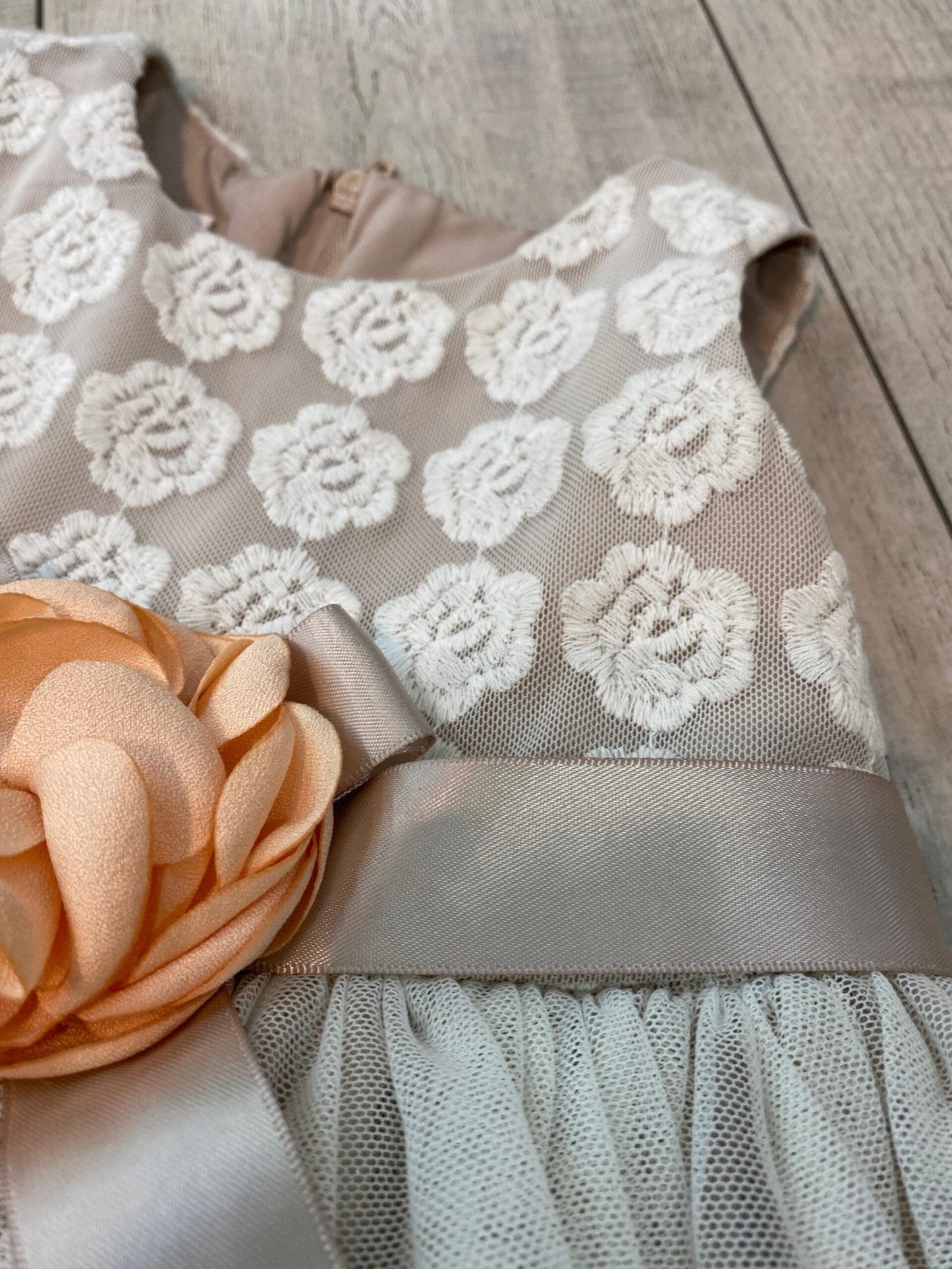 vestido encaje, flor en la cintura. 24 meses
