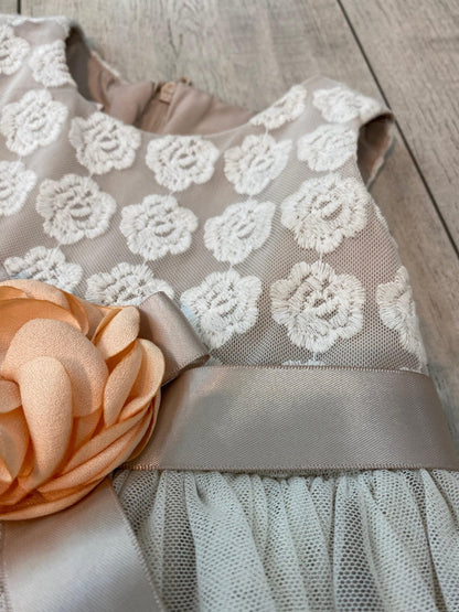 vestido encaje, flor en la cintura. 24 meses