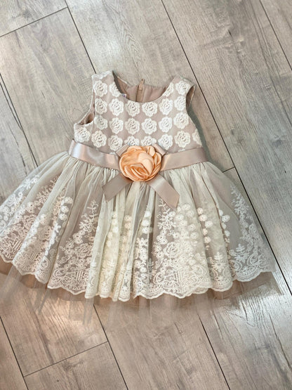 vestido encaje, flor en la cintura. 24 meses