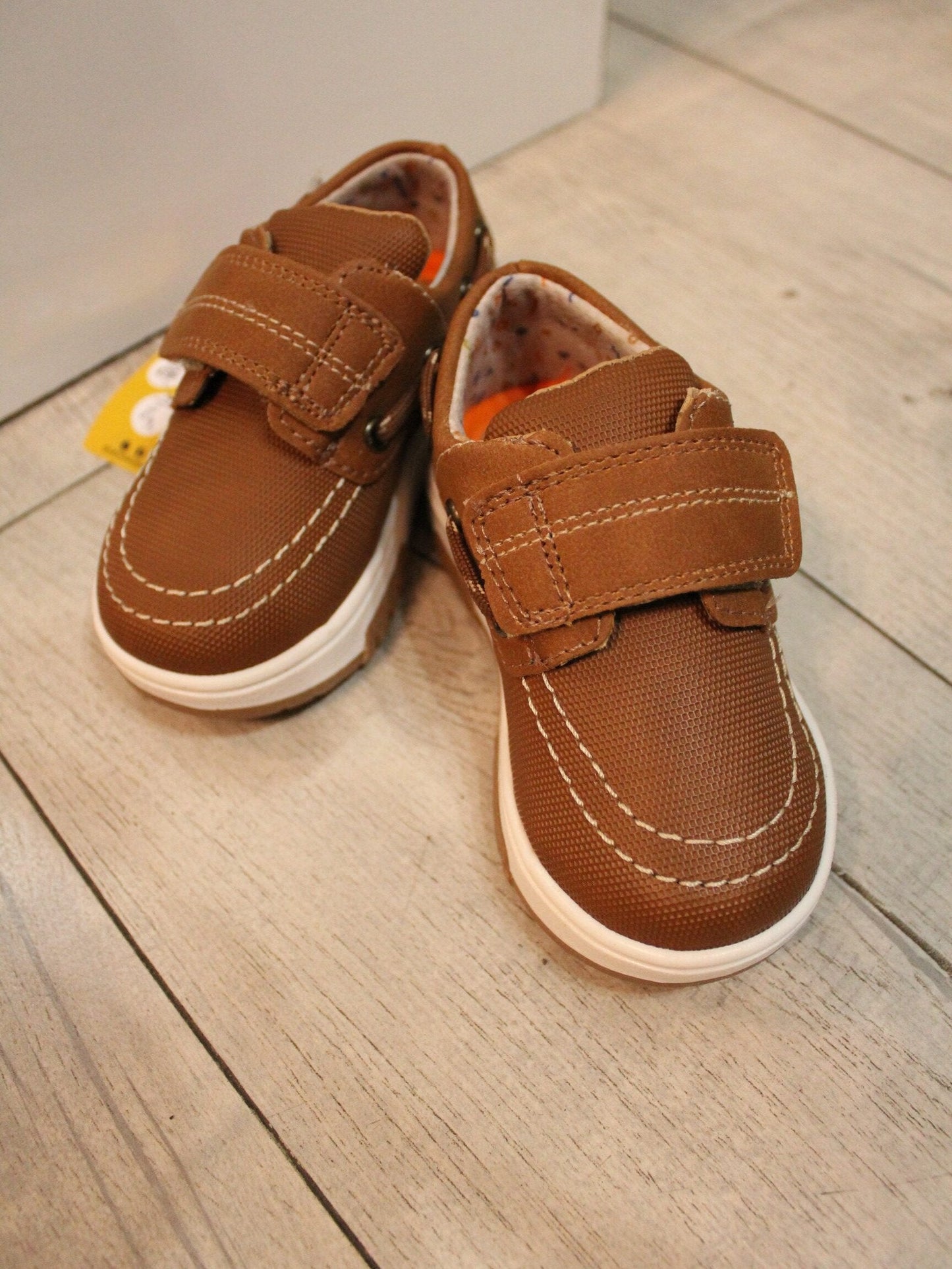 zapato teni con cierre de velcro