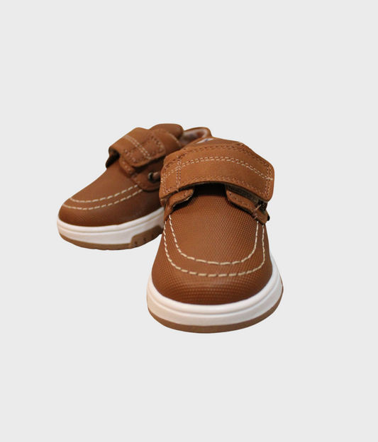 zapato teni con cierre de velcro