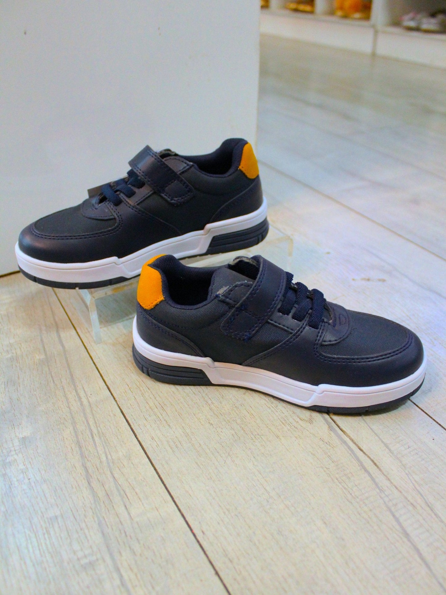 tenis color azul con suela de goma y agujetas azules