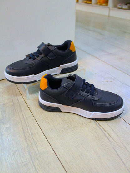 tenis color azul con suela de goma y agujetas azules