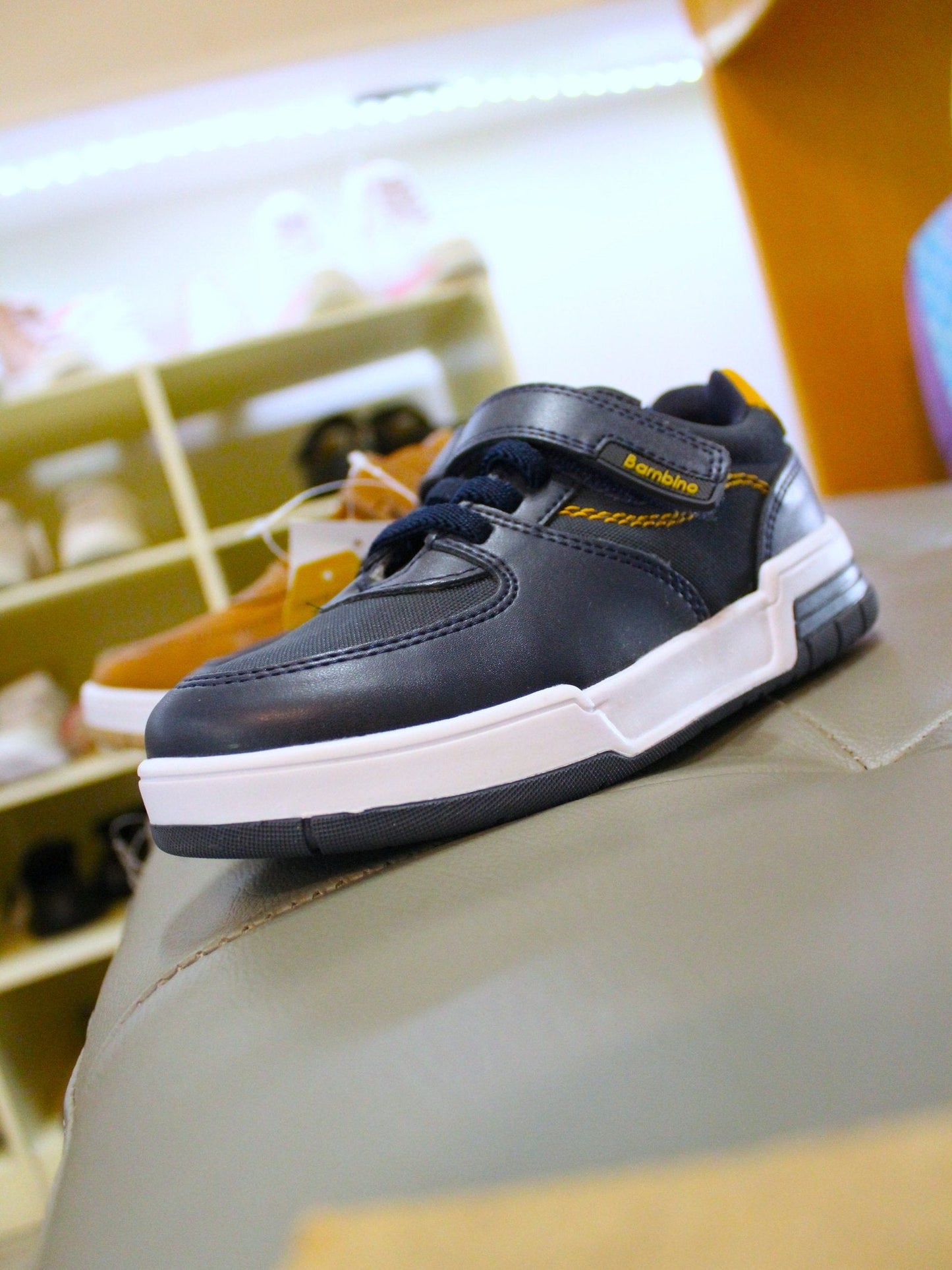 tenis color azul con suela de goma y agujetas azules