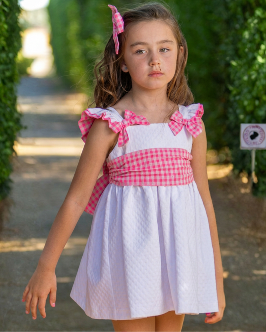 Vestido color blanco con moños rosas en hombros