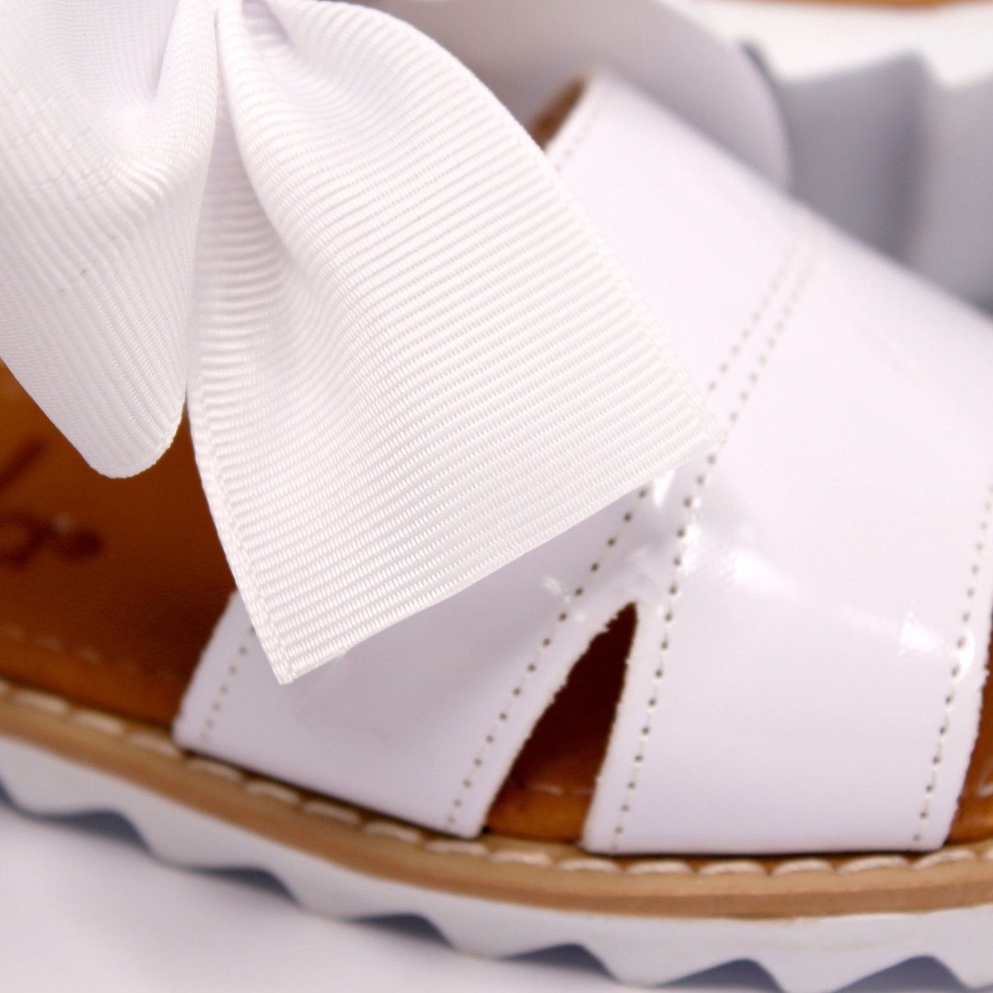 huarace blanco con liston y suela blanca