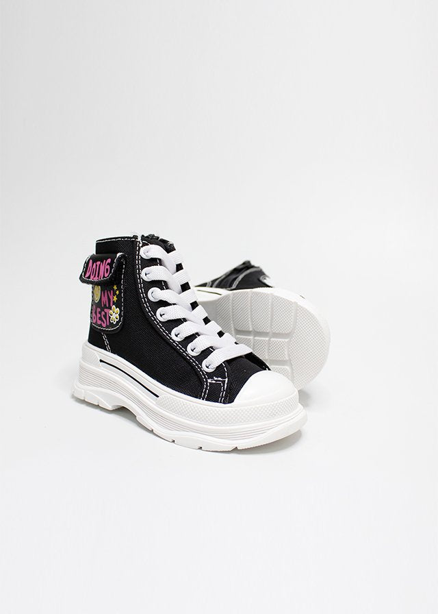 tenis tipo botín color negro, con bolsa lateral