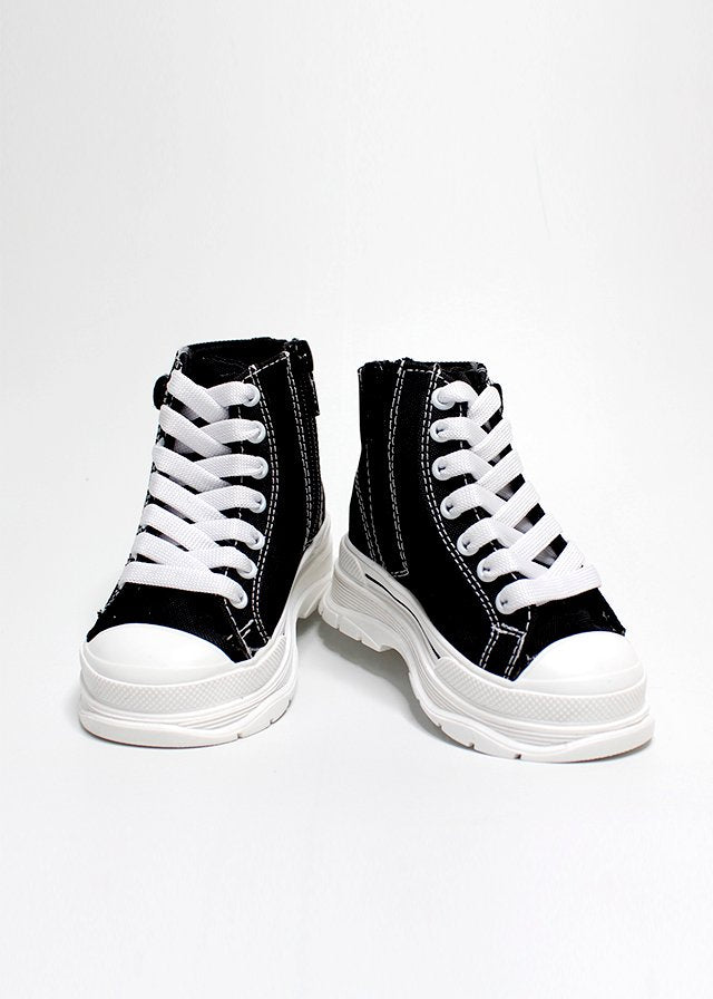 tenis tipo botín color negro, con bolsa lateral