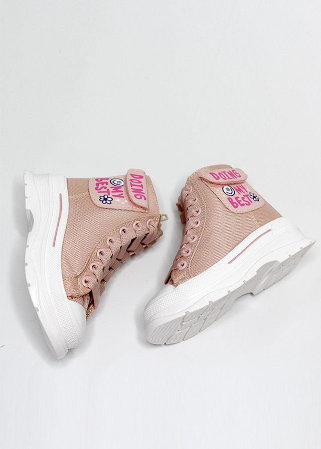 tenis tipo botín color rosa camel, con bolsa lateral