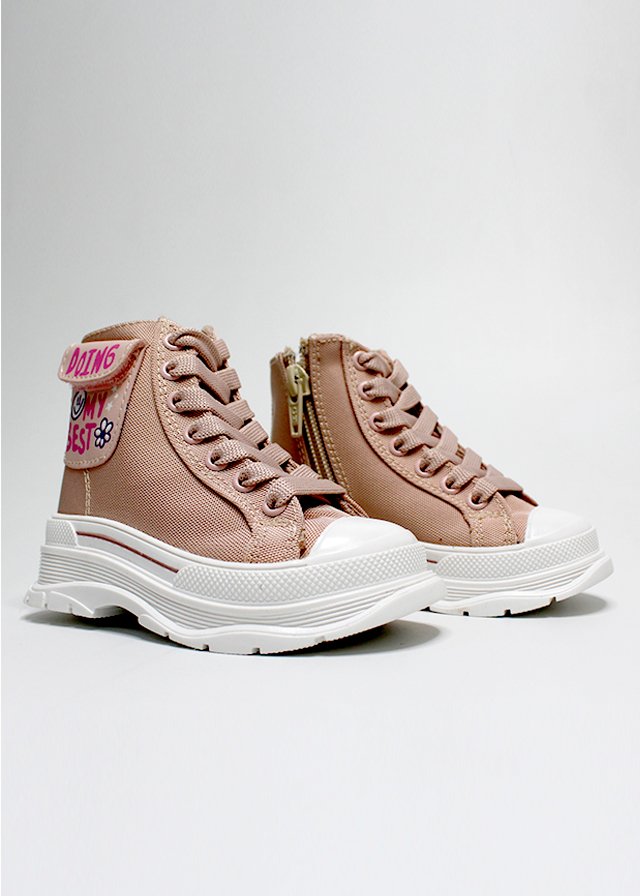 tenis tipo botín color rosa camel, con bolsa lateral