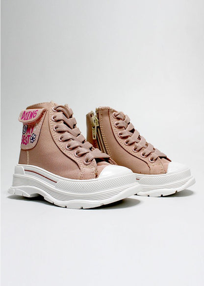 tenis tipo botín color rosa camel, con bolsa lateral