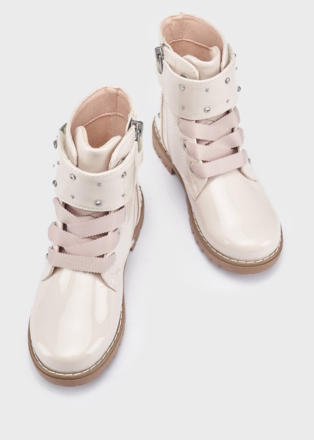 bota color crudo para niña