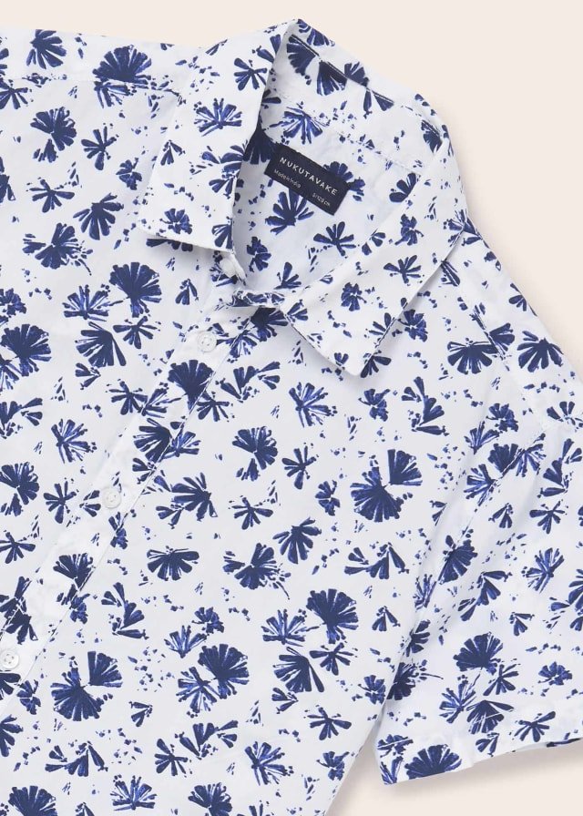 camisa blanca estampado azul
