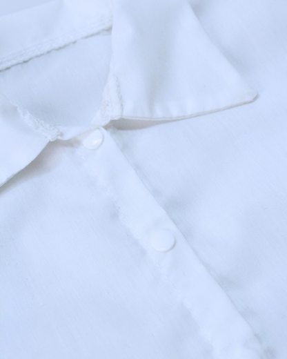 Camisa blanca con elementos patrios, manga cambaya a rayas