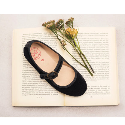 zapato negro de terciopelo