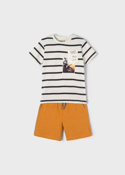 set short y camiseta a rayas