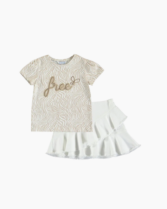 conjunto de camiseta y falda blanca