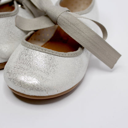 zapato plata metálico con liston gris