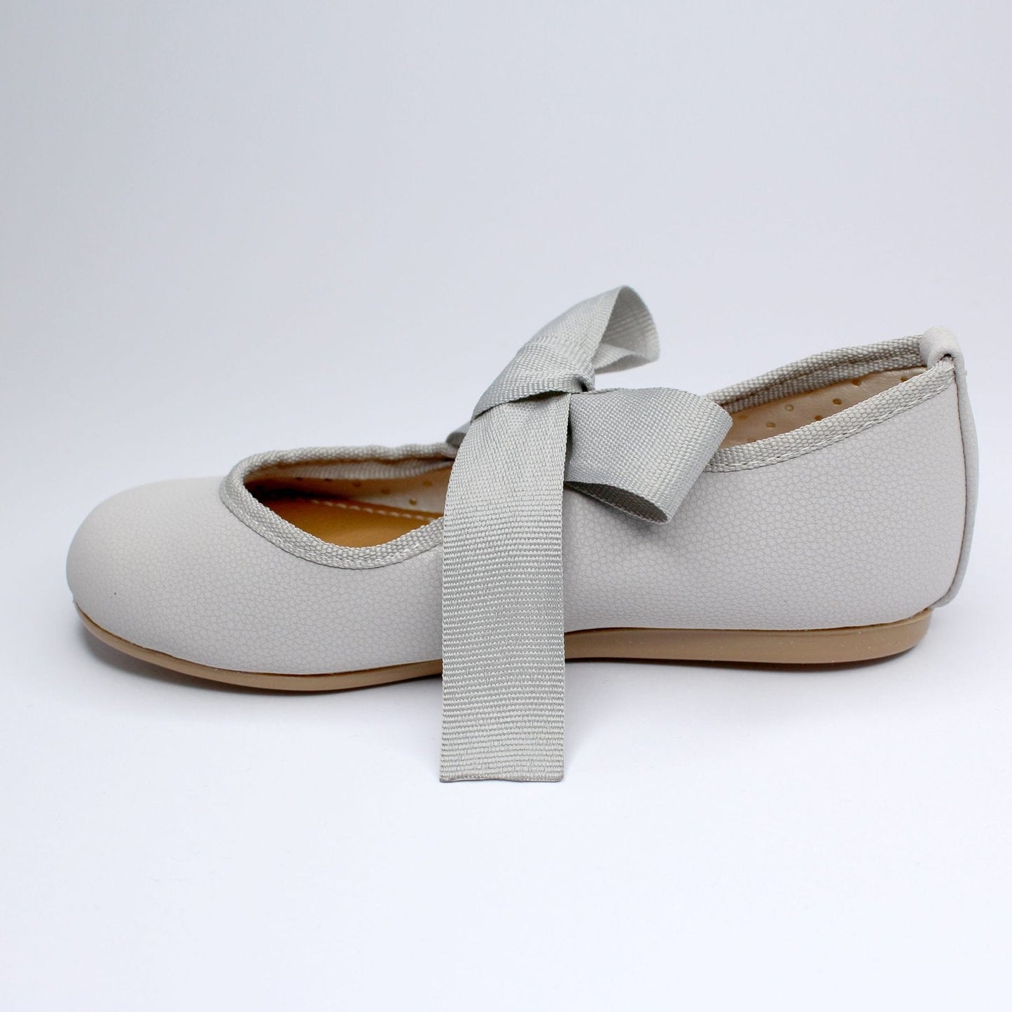 zapato color gris con moño de listón