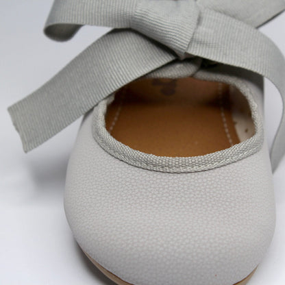 zapato color gris con moño de listón