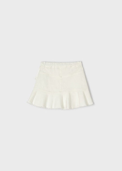 conjunto de camiseta y falda blanca