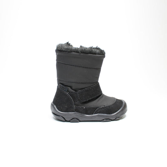 bota alta color negro con peluche y suela oscura