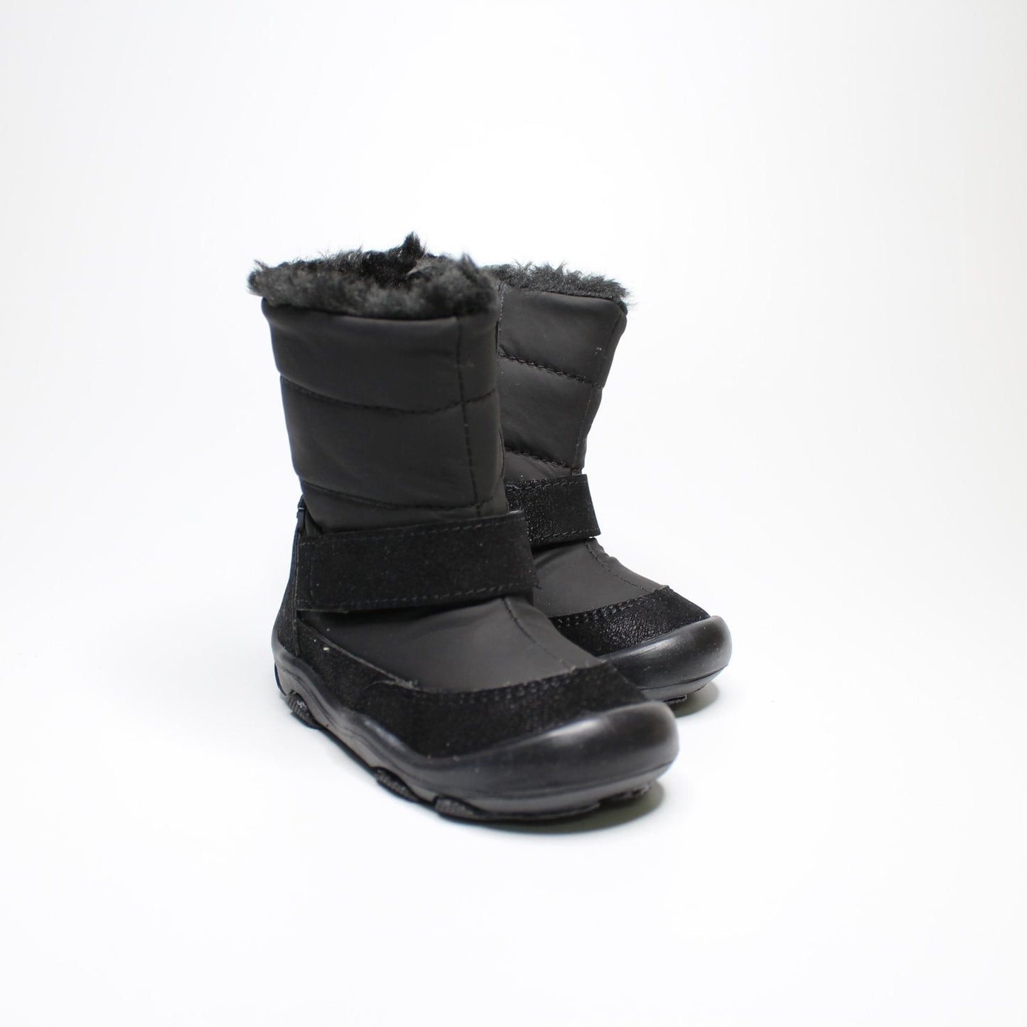 bota alta color negro con peluche y suela oscura