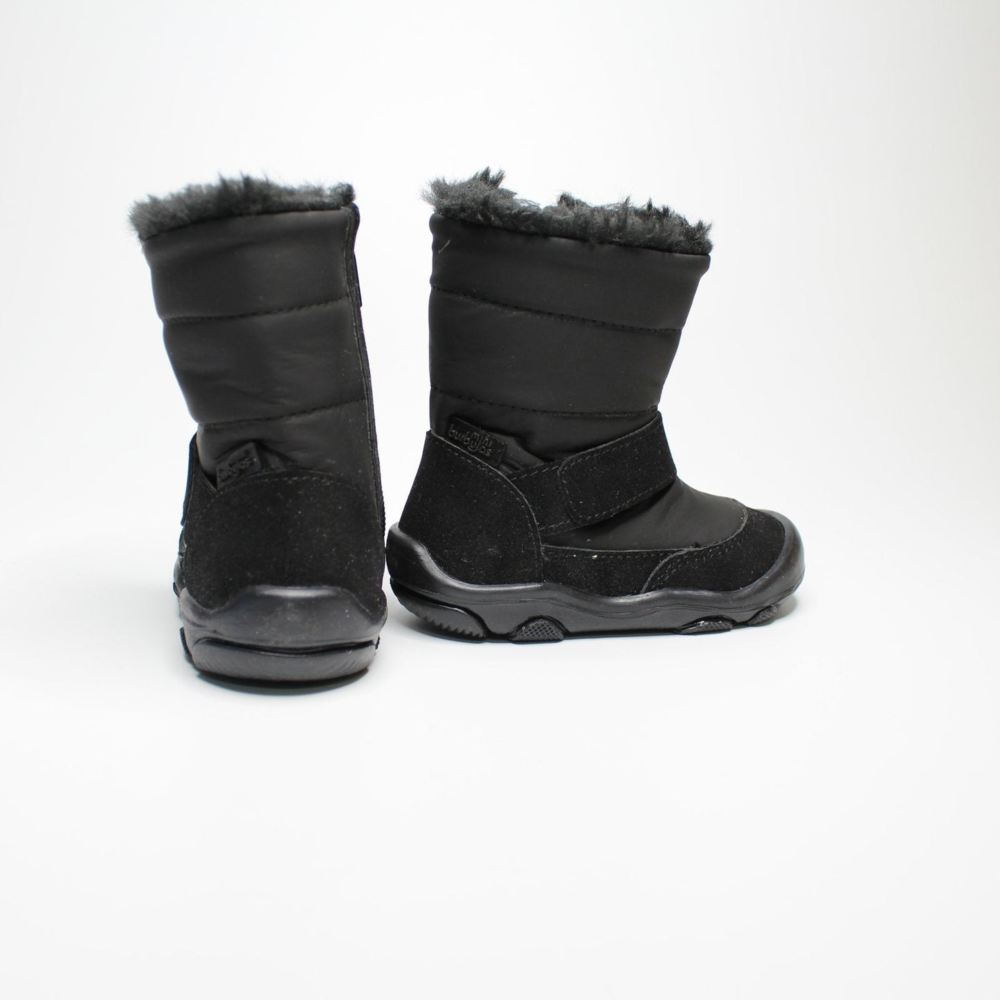 bota alta color negro con peluche y suela oscura