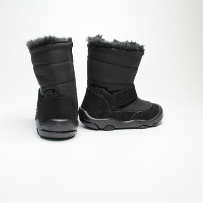 bota alta color negro con peluche y suela oscura