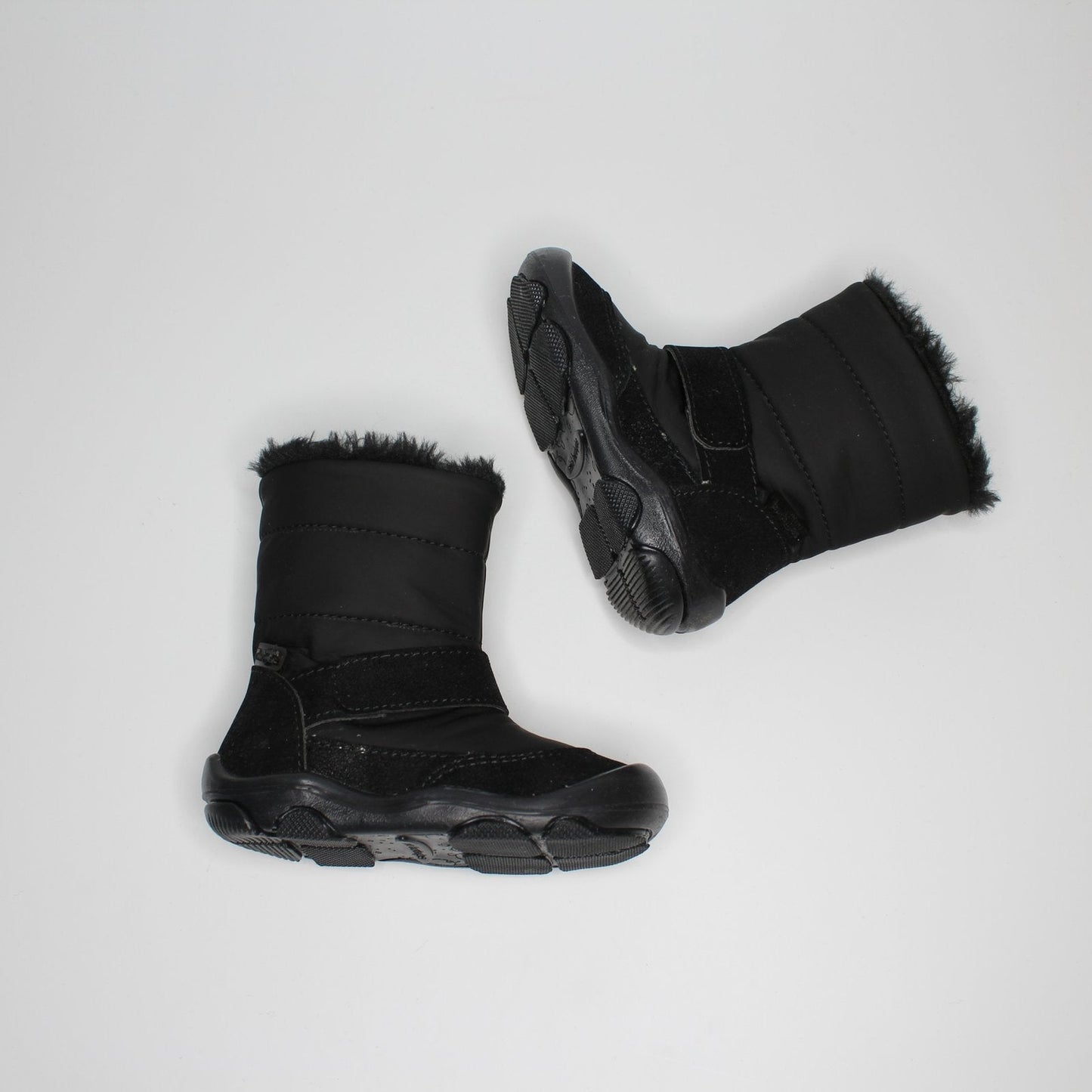 bota alta color negro con peluche y suela oscura