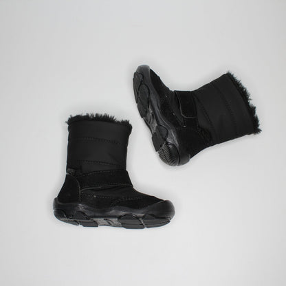 bota alta color negro con peluche y suela oscura