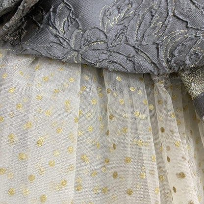 vestido brocado gris asimetrico, con falda interior tul